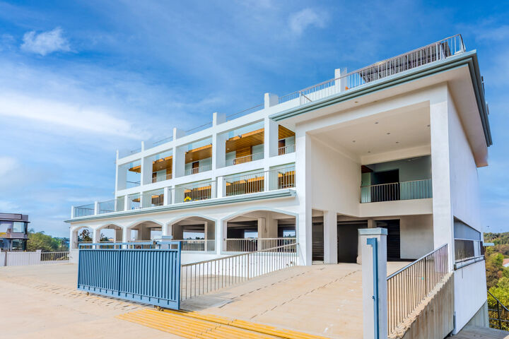 Vaas Midpoint UMA Suite | Pet-friendly 1-Room with Shared Outdoor Pool, Living Area & Entertainment Lounge | Lift Access